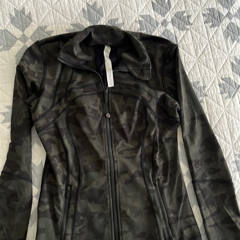 Lululemon Define Jacket Heritage 365 camo, dark olive and black